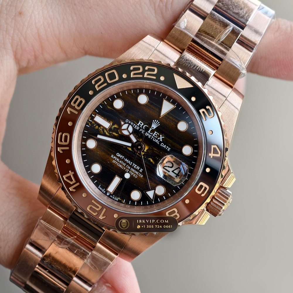 Rolex GMT-Master II Golden Chatoyant Tiger Eye Dial 18K Everose Gold Ref. 126715CHNR — Private Vault Edition — Studio Gallery Plate III in 18K Rose Gold Au750 (225.4g Verified Mass, Rolex Manufacture Cal. 3285 - 70h Power Reserve)