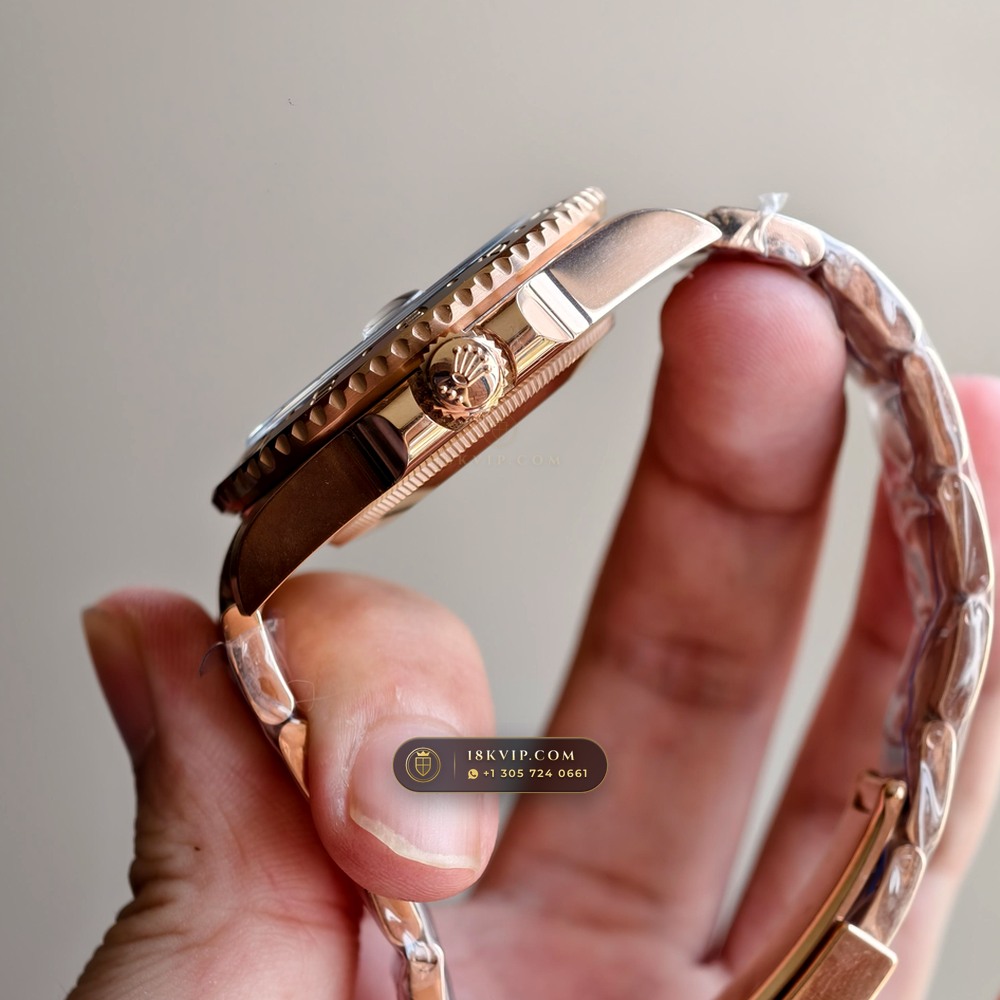 Rolex GMT-Master II Golden Chatoyant Tiger Eye Dial 18K Everose Gold Ref. 126715CHNR — Private Vault Edition — Studio Gallery Plate V in 18K Rose Gold Au750 (225.4g Verified Mass, Rolex Manufacture Cal. 3285 - 70h Power Reserve)