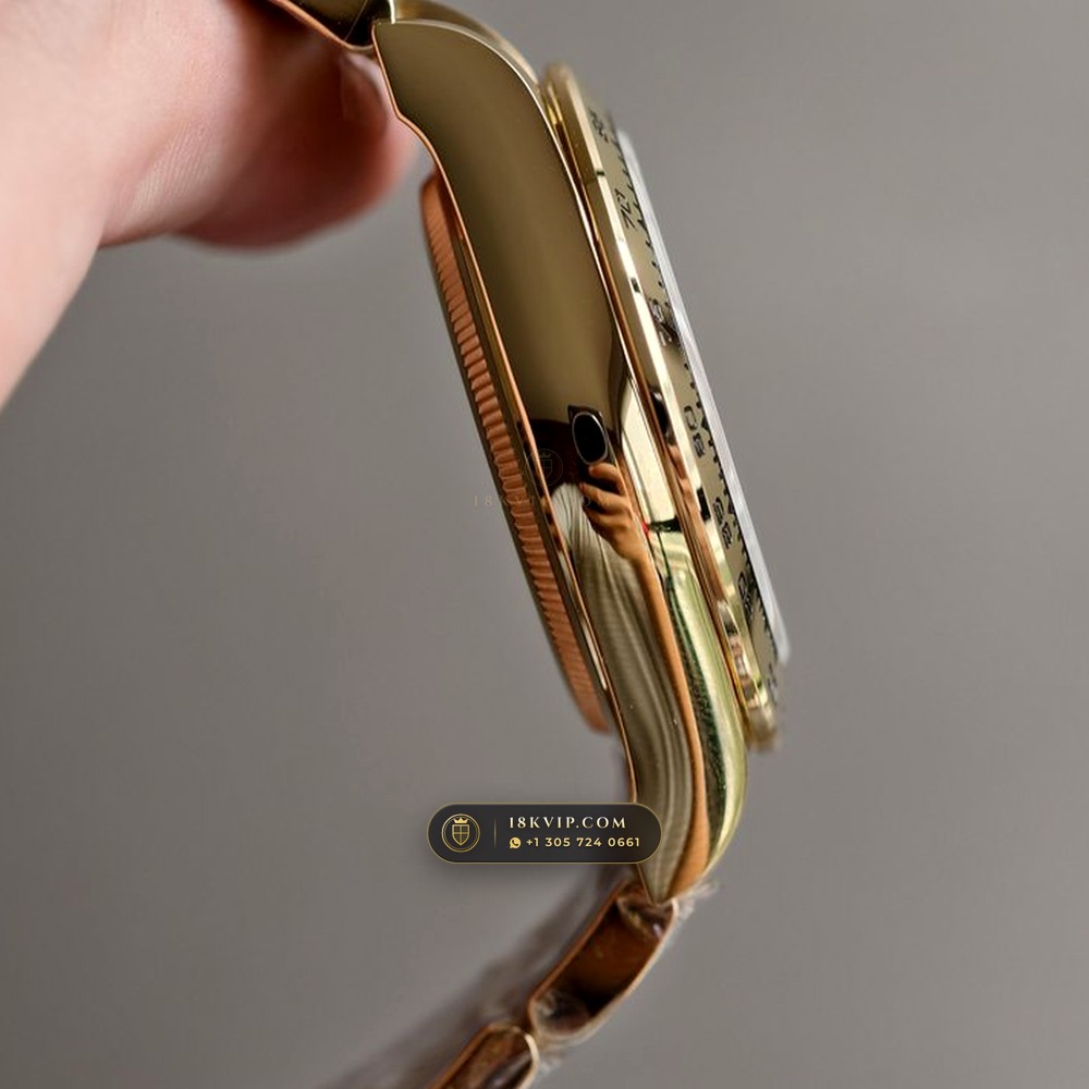 Rolex Cosmograph Daytona John Mayer II Emerald & Gold Dial 18K Yellow Gold Ref. 126508 — Private Vault Edition — Studio Gallery Plate V in 18K Yellow Gold Au750 (216.8g Verified Mass, Rolex Manufacture Cal. 4131 - 72h Power Reserve)