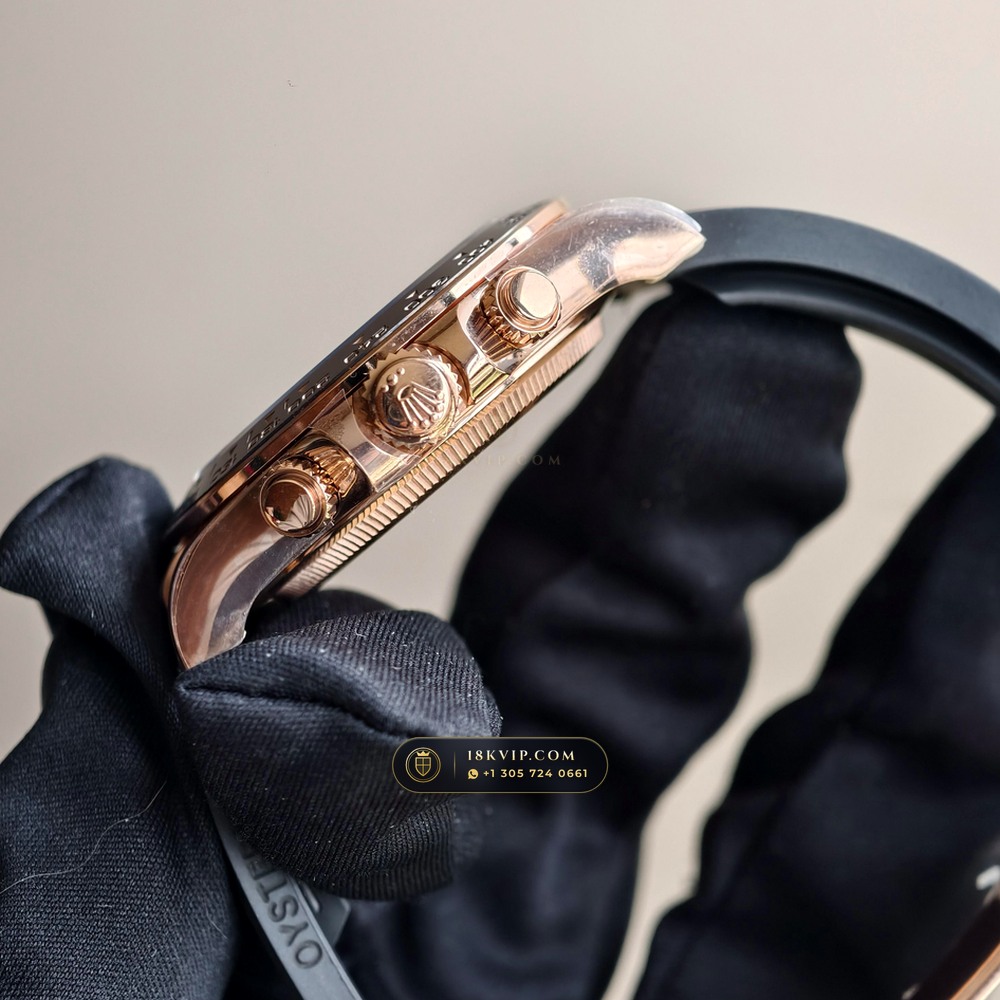 Rolex Cosmograph Daytona 18K Everose Gold Deep Crystal Optics Ref. 126515LN — Private Vault Edition — Studio Gallery Plate V in 18K Rose Gold Au750 (160.1g Verified Mass, Rolex Manufacture Cal. 4131 - 72h Power Reserve)