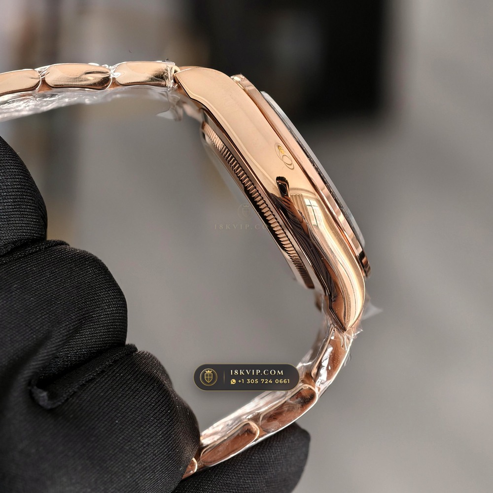 Rolex Cosmograph Daytona Le Mans 100th Anniversary 18K Everose Gold Deep Crystal Optics Ref. 126525LN — Private Vault Edition — Studio Gallery Plate IV in 18K Rose Gold Au750 (216.1g Verified Mass, Rolex Manufacture Cal. 4132 - 24h Le Mans)