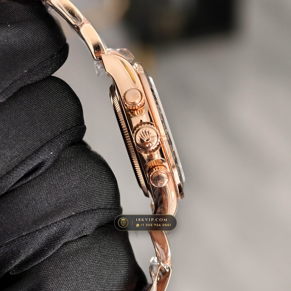 Rolex Cosmograph Daytona Le Mans 100th Anniversary 18K Everose Gold Deep Crystal Optics Ref. 126525LN — Private Vault Edition — Studio Gallery Plate V in 18K Rose Gold Au750 (216.1g Verified Mass, Rolex Manufacture Cal. 4132 - 24h Le Mans)