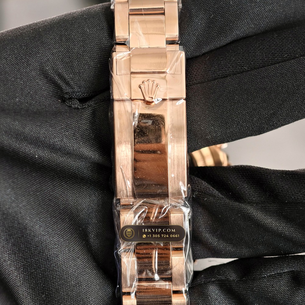 Rolex Cosmograph Daytona Le Mans 100th Anniversary 18K Everose Gold Deep Crystal Optics Ref. 126525LN — Private Vault Edition — Studio Gallery Plate VIII in 18K Rose Gold Au750 (216.1g Verified Mass, Rolex Manufacture Cal. 4132 - 24h Le Mans)