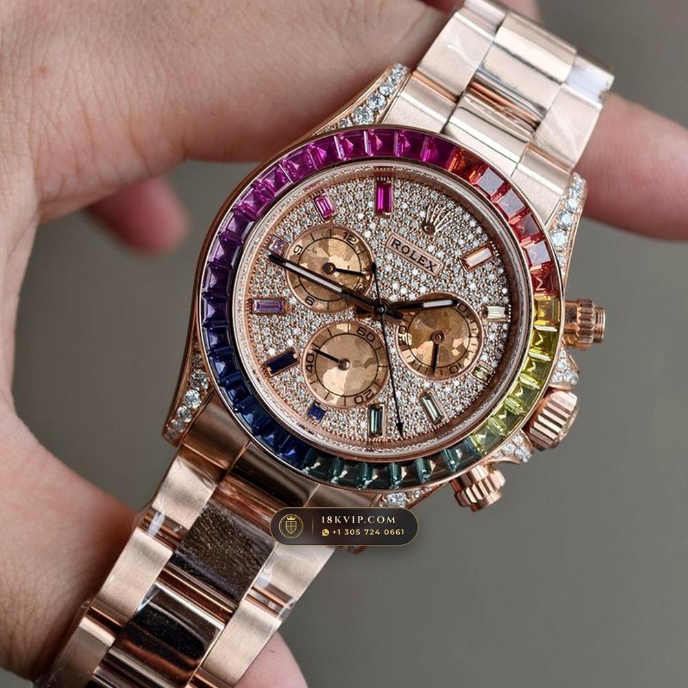 Rolex Cosmograph Daytona Rainbow Full Diamond Pave Dial 18K Everose Gold Ref. 116595RBOW — Private Vault Edition — Studio Gallery Plate III in 18K Rose Gold Au750 (216.5g Verified Mass, Rolex Manufacture Cal. 4130 - 72h Power Reserve)
