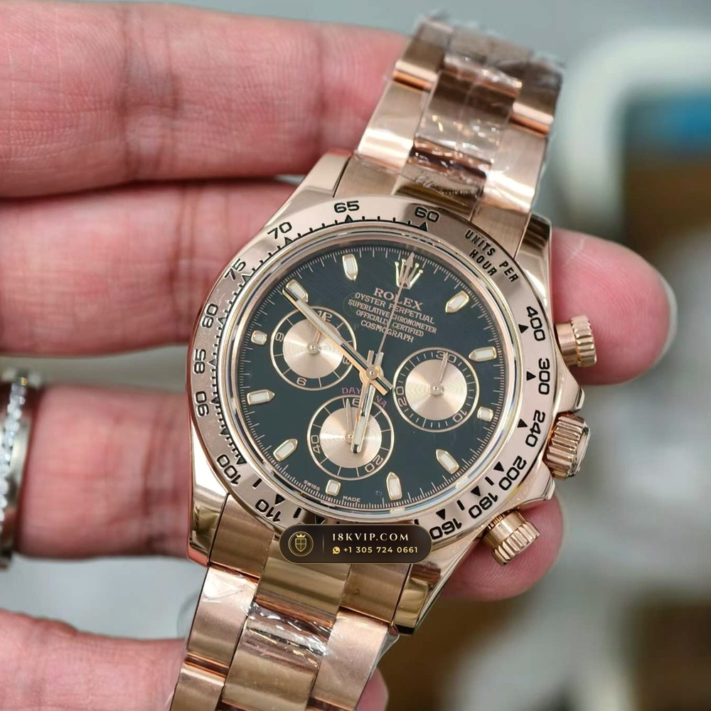 Rolex Cosmograph Daytona 18K Everose Gold Deep Crystal Optics Ref. 116505 — Private Vault Edition — Studio Gallery Plate III in 18K Rose Gold Au750 (216.8g Verified Mass, Rolex Manufacture Cal. 4130 - 72h Power Reserve)