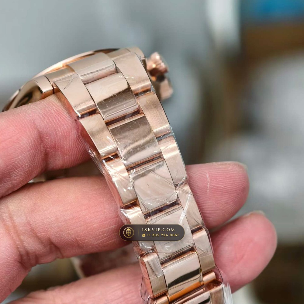 Rolex Cosmograph Daytona 18K Everose Gold Deep Crystal Optics Ref. 116505 — Private Vault Edition — Studio Gallery Plate V in 18K Rose Gold Au750 (216.8g Verified Mass, Rolex Manufacture Cal. 4130 - 72h Power Reserve)