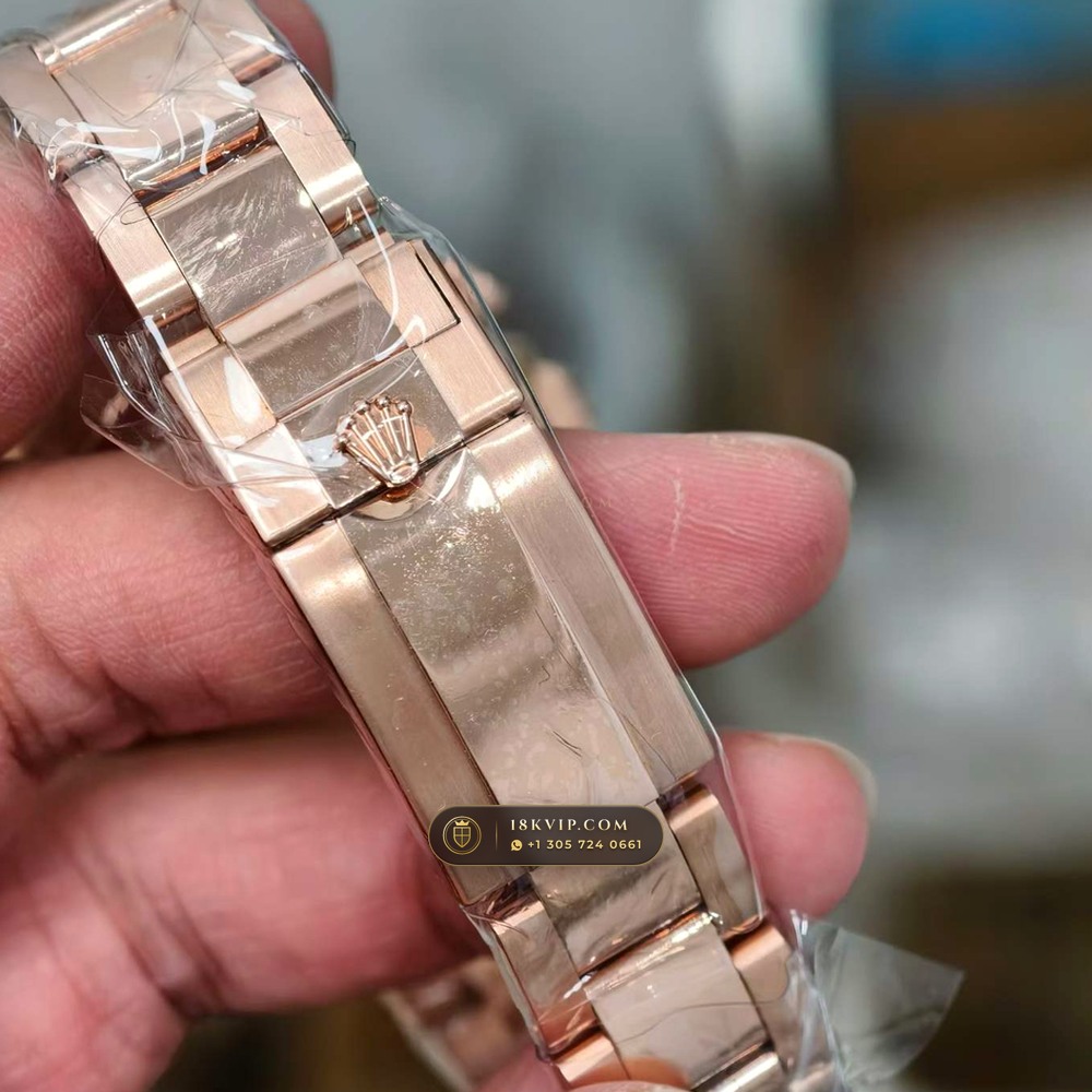 Rolex Cosmograph Daytona 18K Everose Gold Deep Crystal Optics Ref. 116505 — Private Vault Edition — Studio Gallery Plate VI in 18K Rose Gold Au750 (216.8g Verified Mass, Rolex Manufacture Cal. 4130 - 72h Power Reserve)