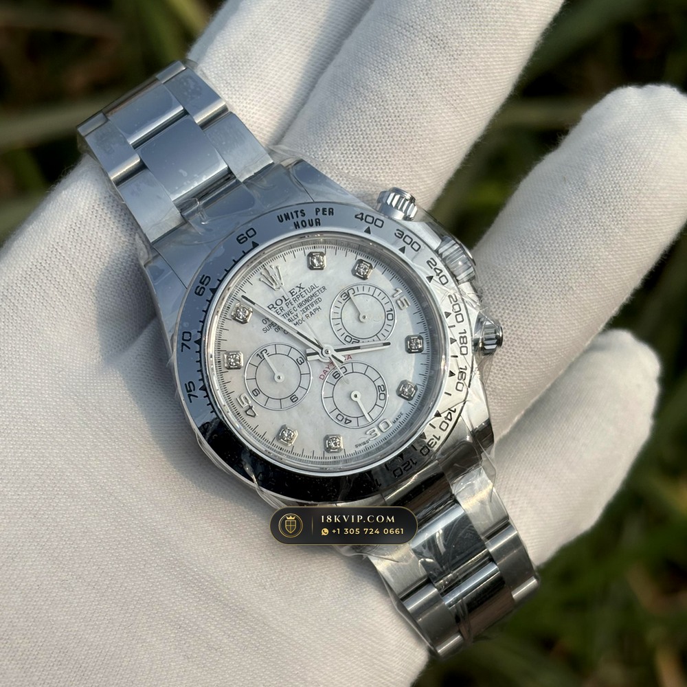 Rolex Cosmograph Daytona Iridescent Natural Mother-of-Pearl Dial 18K White Gold Ref. 116509 — Private Vault Edition — Studio Gallery Plate II in 18K White Gold Au750 (216.7g Verified Mass, Rolex Manufacture Cal. 4130 - 72h Power Reserve)