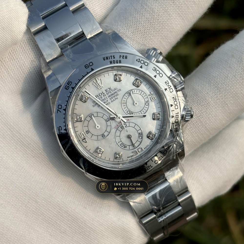 Rolex Cosmograph Daytona Iridescent Natural Mother-of-Pearl Dial 18K White Gold Ref. 116509 — Private Vault Edition — Studio Gallery Plate III in 18K White Gold Au750 (216.7g Verified Mass, Rolex Manufacture Cal. 4130 - 72h Power Reserve)