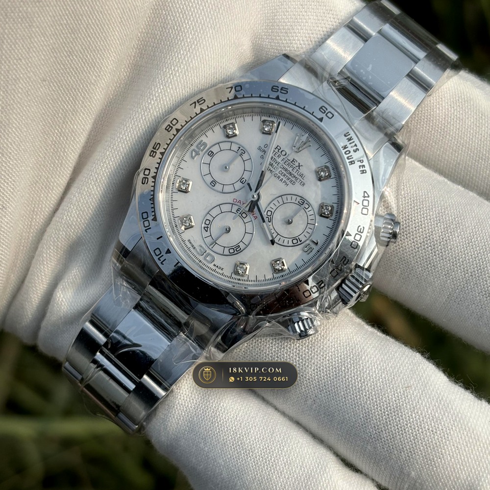 Rolex Cosmograph Daytona Iridescent Natural Mother-of-Pearl Dial 18K White Gold Ref. 116509 — Private Vault Edition — Studio Gallery Plate IV in 18K White Gold Au750 (216.7g Verified Mass, Rolex Manufacture Cal. 4130 - 72h Power Reserve)