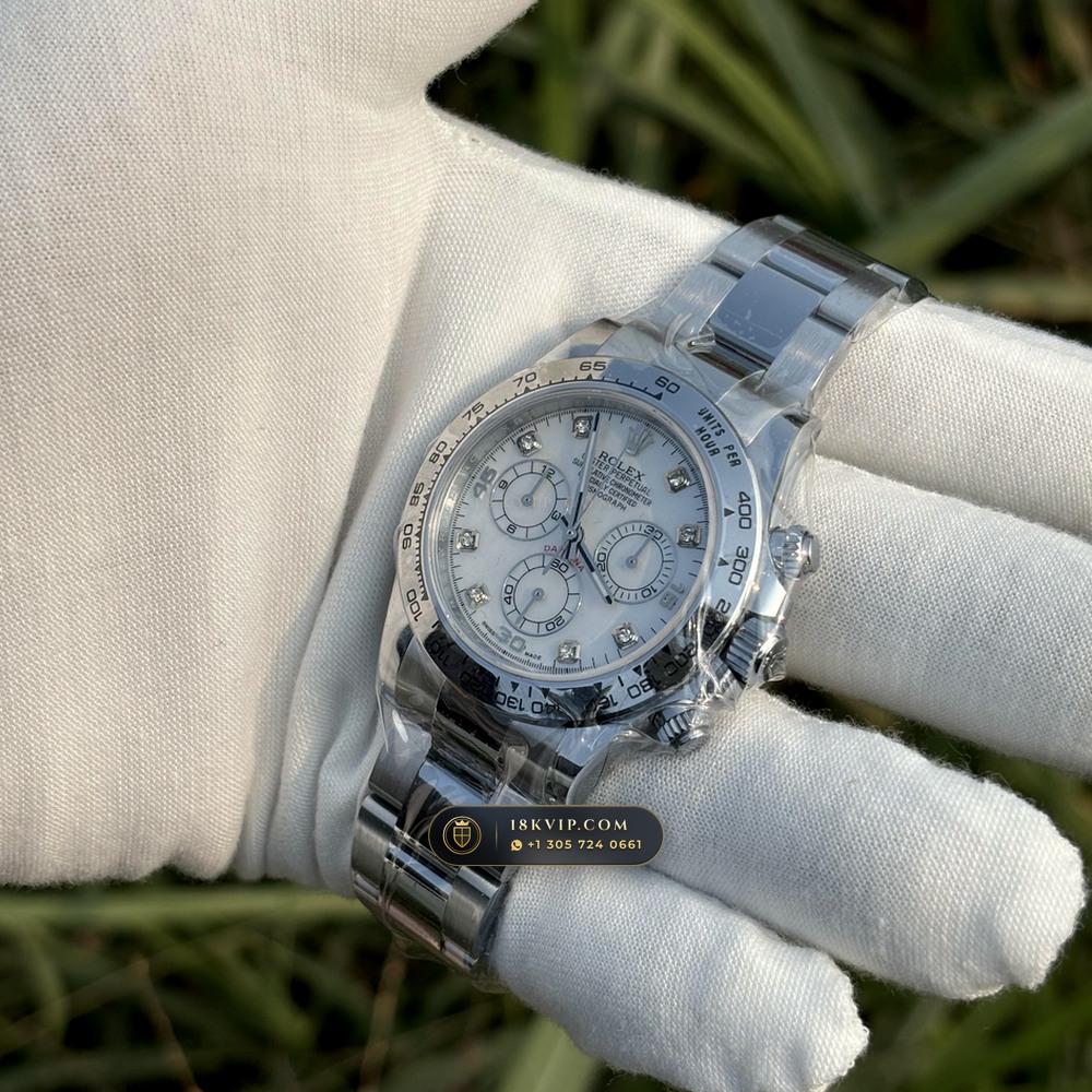 Rolex Cosmograph Daytona Iridescent Natural Mother-of-Pearl Dial 18K White Gold Ref. 116509 — Private Vault Edition — Studio Gallery Plate V in 18K White Gold Au750 (216.7g Verified Mass, Rolex Manufacture Cal. 4130 - 72h Power Reserve)