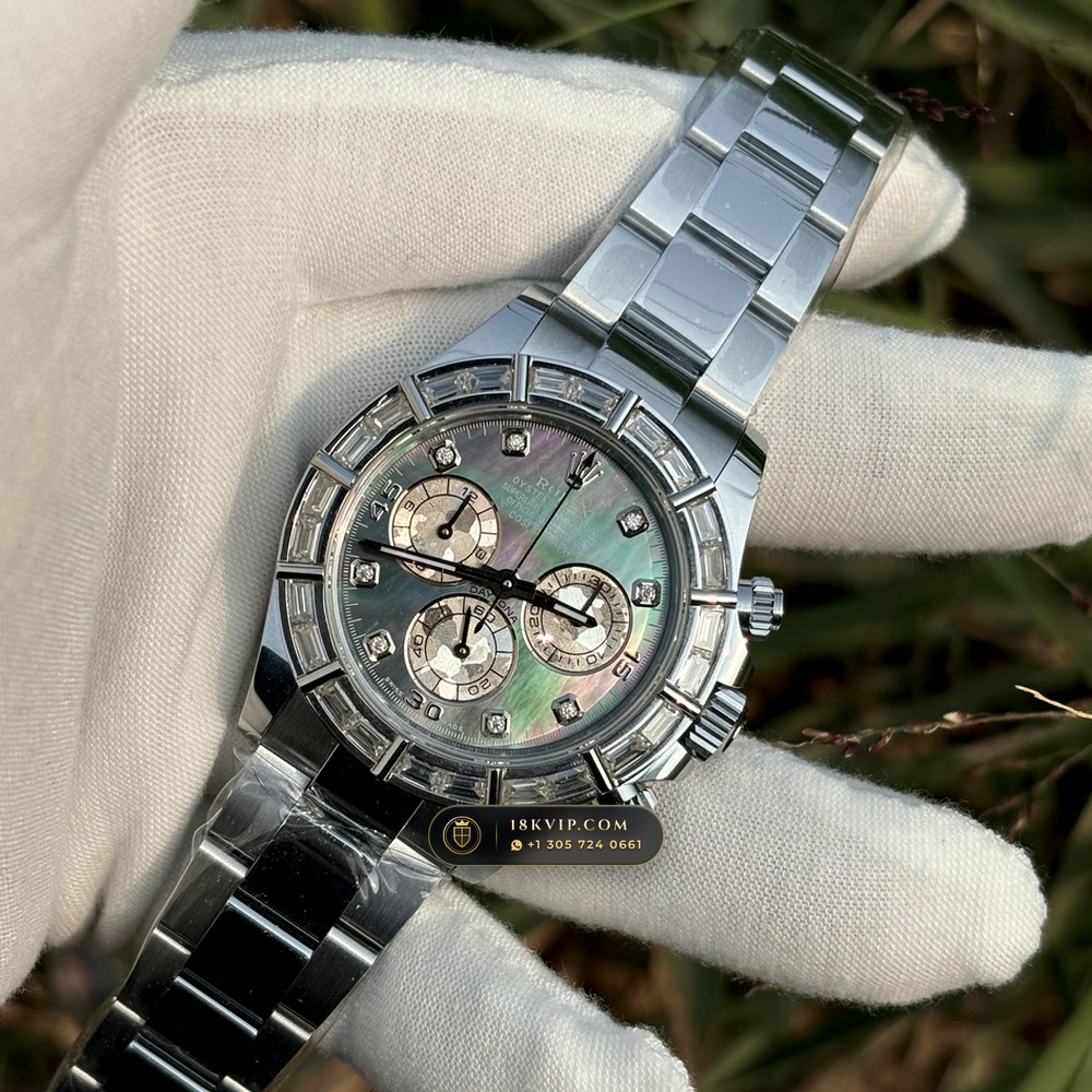 Rolex Cosmograph Daytona Iridescent Natural Mother-of-Pearl Dial Diamond-Set Bezel 18K White Gold Ref. 126589RBR — Private Vault Edition — Studio Gallery Plate V in 18K White Gold Au750 (216.3g Verified Mass, Rolex Manufacture Cal. 4131 - 72h Power Reserve)