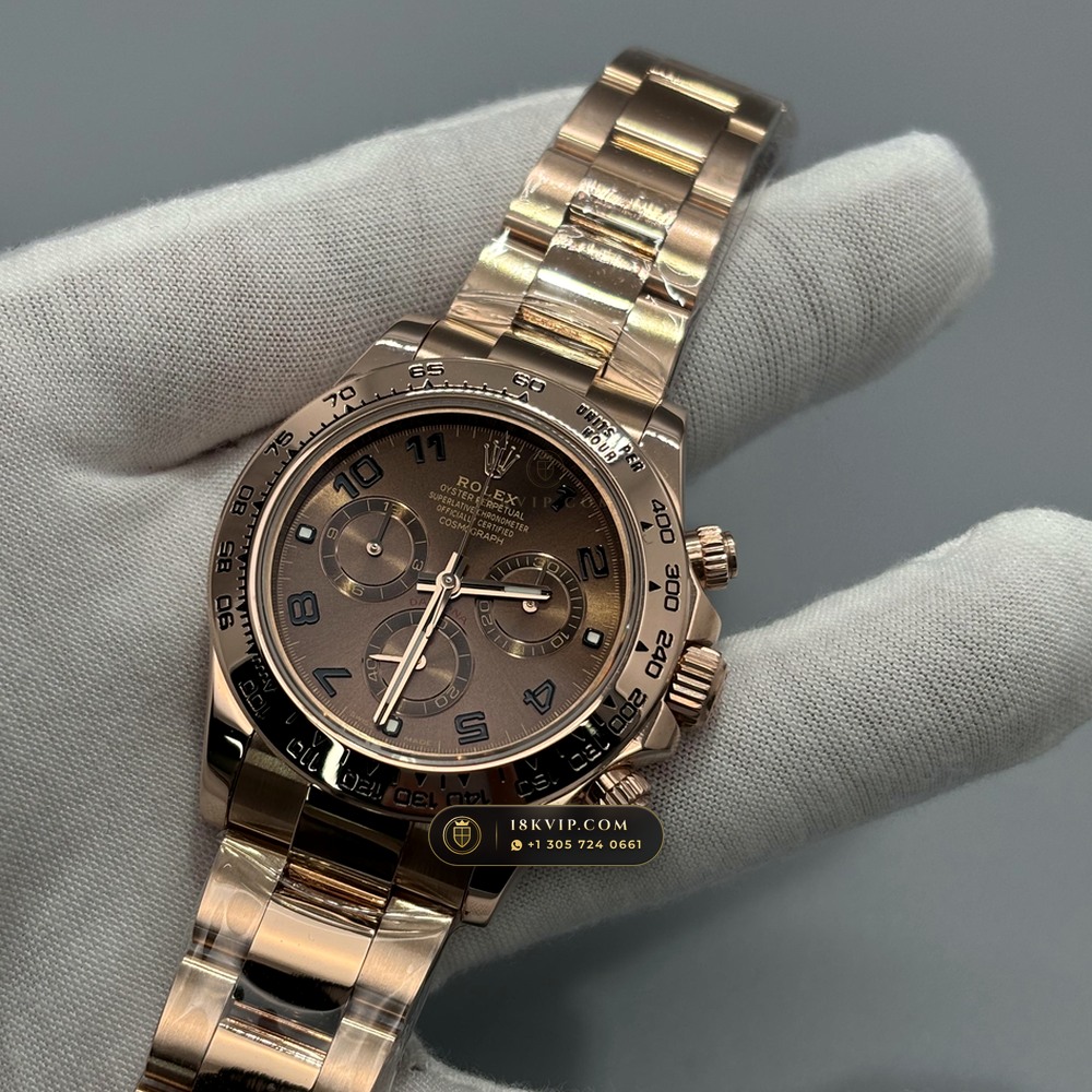Rolex Cosmograph Daytona 18K Everose Gold Hand-Chamfered Bevel Spec Ref. 116505 — Private Vault Edition — Studio Gallery Plate III in 18K Rose Gold Au750 (216.7g Verified Mass, Rolex Manufacture Cal. 4130 - 72h Power Reserve)