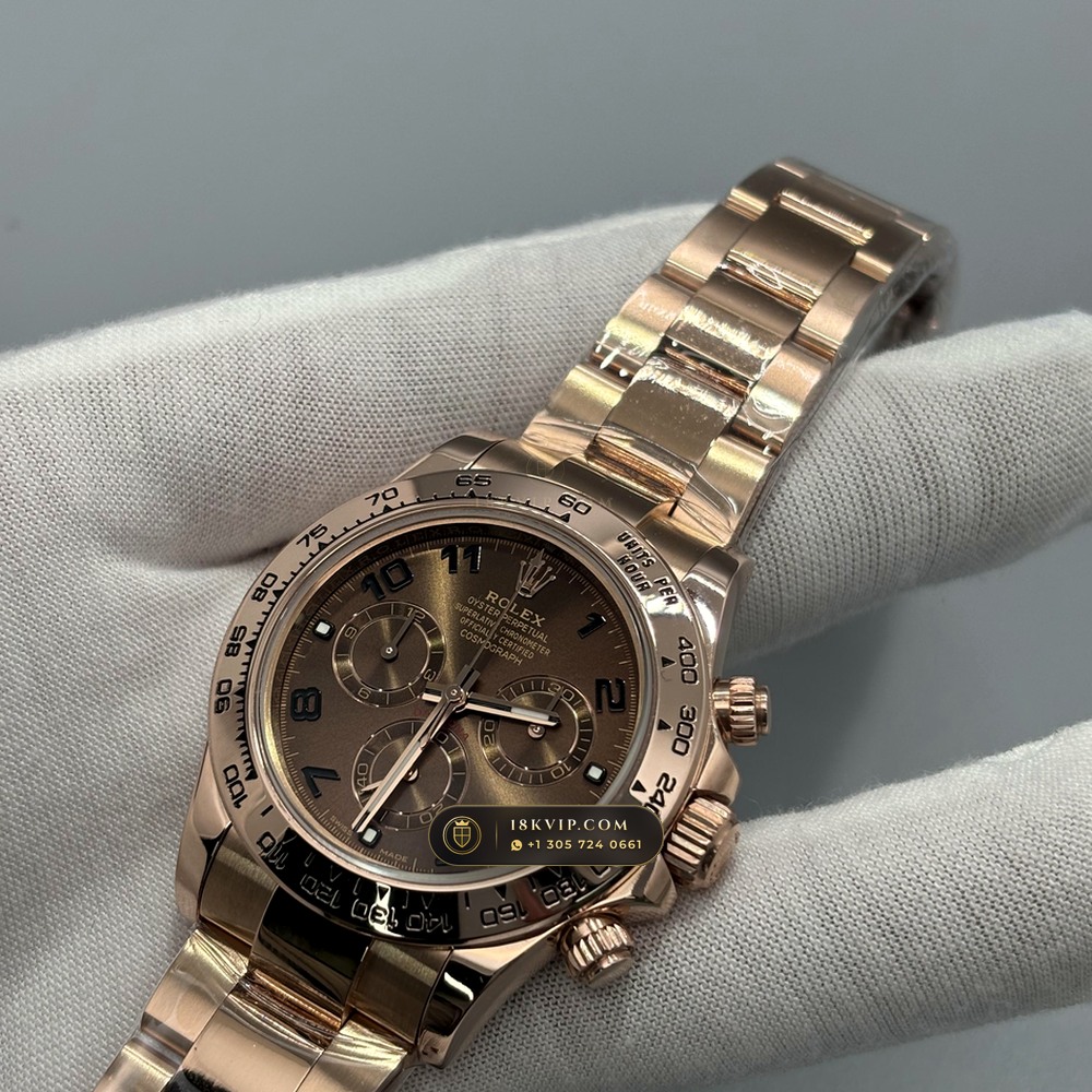 Rolex Cosmograph Daytona 18K Everose Gold Hand-Chamfered Bevel Spec Ref. 116505 — Private Vault Edition — Studio Gallery Plate V in 18K Rose Gold Au750 (216.7g Verified Mass, Rolex Manufacture Cal. 4130 - 72h Power Reserve)