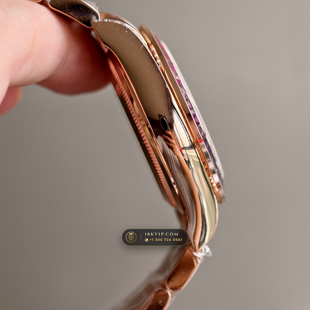 Rolex Cosmograph Daytona Rainbow Sapphire Bezel 18K Everose Gold Ref. 116595RBOW — Private Vault Edition — Studio Gallery Plate V in 18K Rose Gold Au750 (216.9g Verified Mass, Rolex Manufacture Cal. 4130 - 72h Power Reserve)