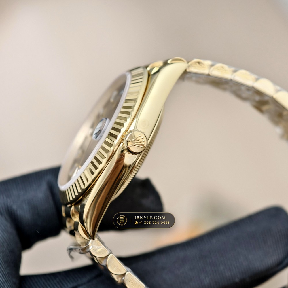 Rolex Day-Date 40 18K Yellow Gold Deep Crystal Optics Ref. 228238 — Private Vault Edition — Studio Gallery Plate V in 18K Yellow Gold Au750 (210.4g Verified Mass, Rolex Manufacture Cal. 3255 - 70h Power Reserve)