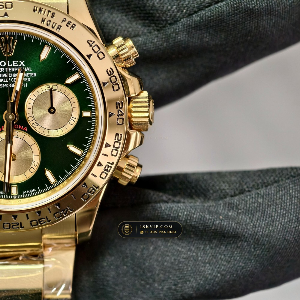Rolex Cosmograph Daytona 18K Yellow Gold Custom SW Dial Deep Crystal Optics Ref. 126508 — Private Vault Edition — Studio Gallery Plate IV in 18K Yellow Gold Au750 (216.9g Verified Mass, Rolex Manufacture Cal. 4131 - 72h Power Reserve)