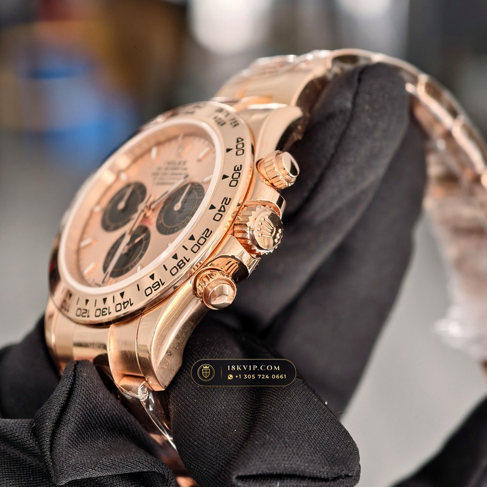 Rolex Cosmograph Daytona 18K Everose Gold Sapphire Caseback Spec Ref. 126505 — Private Vault Edition — Studio Gallery Plate V in 18K Rose Gold Au750 (216.1g Verified Mass, Rolex Manufacture Cal. 4131 - 72h Power Reserve)