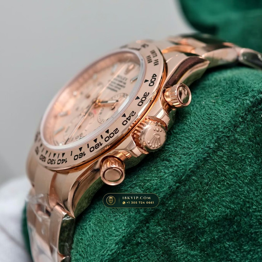 Rolex Cosmograph Daytona 18K Everose Gold Hand-Finished Buff Dial Deep Crystal Optics Ref. 116505 — Private Vault Edition — Studio Gallery Plate IV in 18K Rose Gold Au750 (216.1g Verified Mass, Rolex Manufacture Cal. 4130 - 72h Power Reserve)
