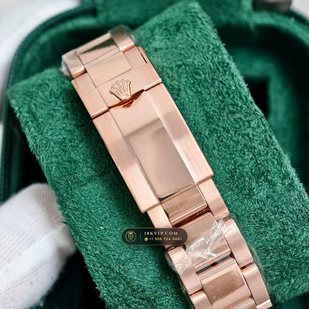 Rolex Cosmograph Daytona 18K Everose Gold Hand-Finished Buff Dial Deep Crystal Optics Ref. 116505 — Private Vault Edition — Studio Gallery Plate VII in 18K Rose Gold Au750 (216.1g Verified Mass, Rolex Manufacture Cal. 4130 - 72h Power Reserve)