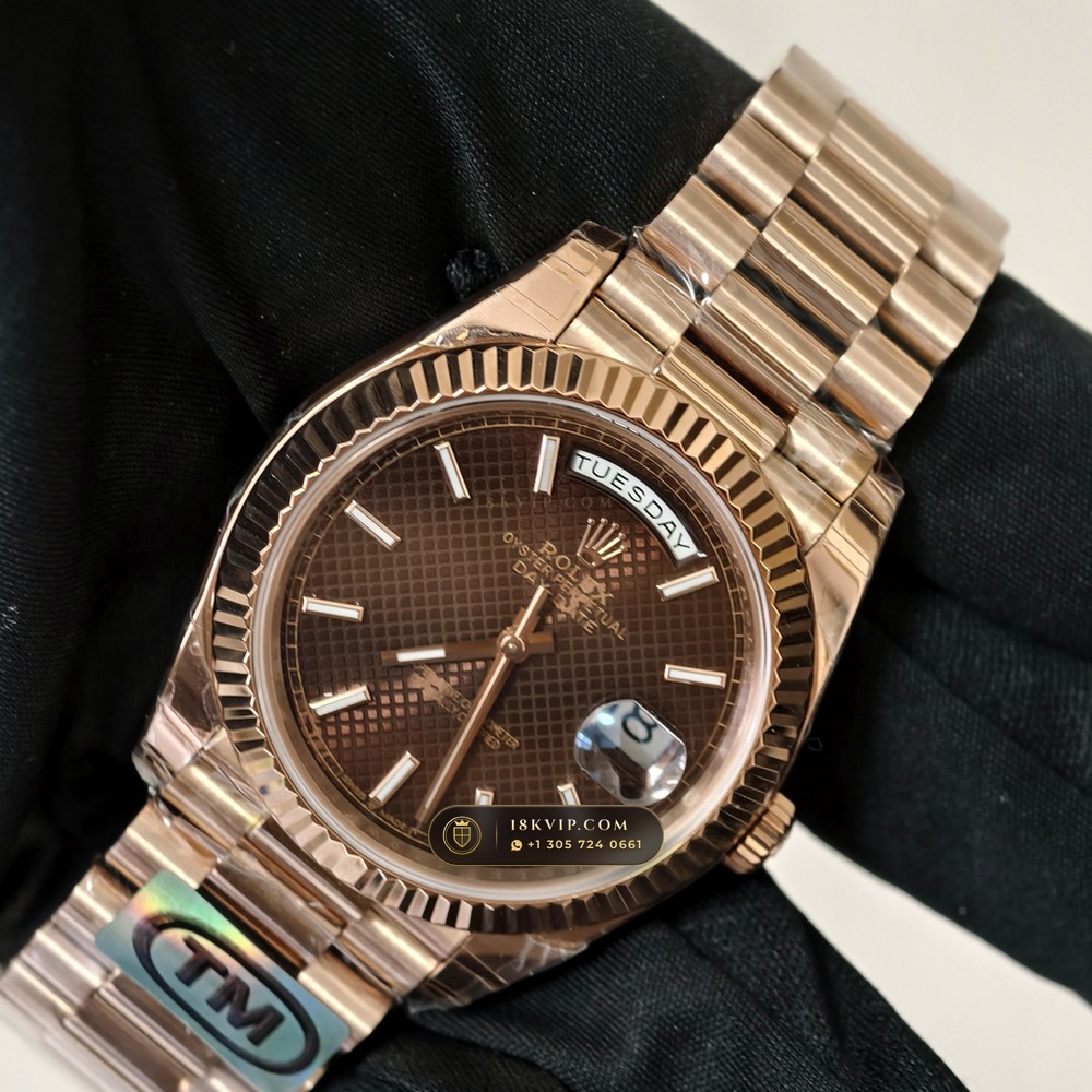 Rolex Day-Date 40 18K Everose Gold Geneva Atelier Spec Ref. 228235 — Private Vault Edition — Studio Gallery Plate II in 18K Rose Gold Au750 (210.5g Verified Mass, Rolex Manufacture Cal. 3255 - 70h Power Reserve)