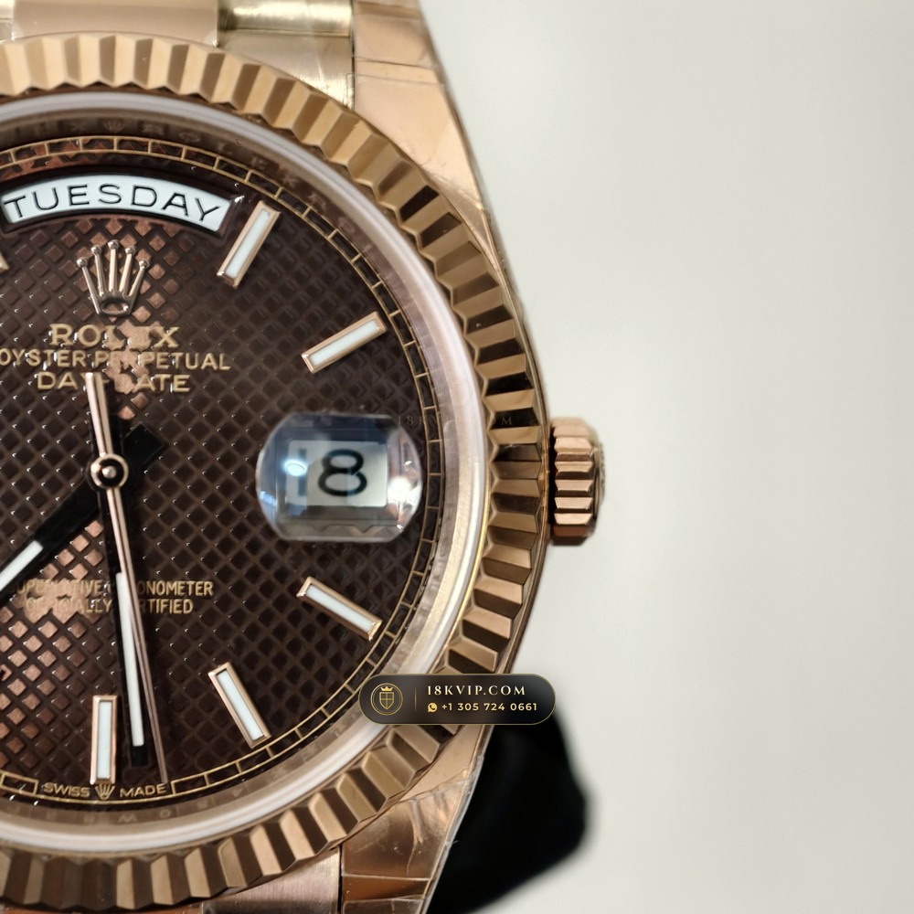Rolex Day-Date 40 18K Everose Gold Geneva Atelier Spec Ref. 228235 — Private Vault Edition — Studio Gallery Plate III in 18K Rose Gold Au750 (210.5g Verified Mass, Rolex Manufacture Cal. 3255 - 70h Power Reserve)