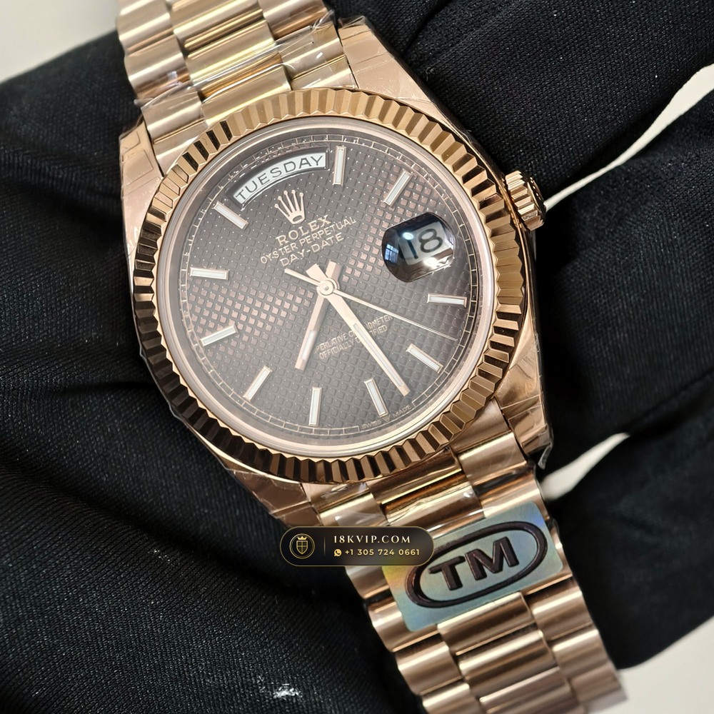 Rolex Day-Date 40 18K Everose Gold Geneva Atelier Spec Ref. 228235 — Private Vault Edition — Studio Gallery Plate IV in 18K Rose Gold Au750 (210.5g Verified Mass, Rolex Manufacture Cal. 3255 - 70h Power Reserve)