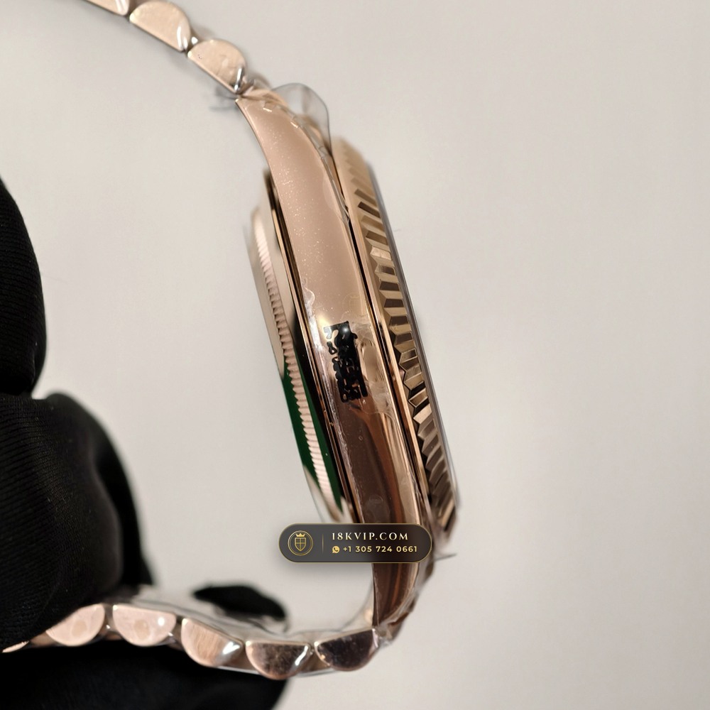 Rolex Day-Date 40 18K Everose Gold Geneva Atelier Spec Ref. 228235 — Private Vault Edition — Studio Gallery Plate VI in 18K Rose Gold Au750 (210.5g Verified Mass, Rolex Manufacture Cal. 3255 - 70h Power Reserve)