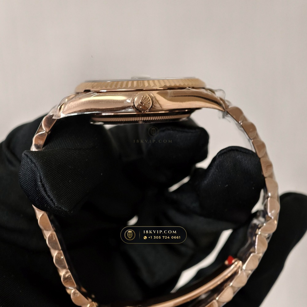 Rolex Day-Date 40 18K Everose Gold Geneva Atelier Spec Ref. 228235 — Private Vault Edition — Studio Gallery Plate VIII in 18K Rose Gold Au750 (210.5g Verified Mass, Rolex Manufacture Cal. 3255 - 70h Power Reserve)