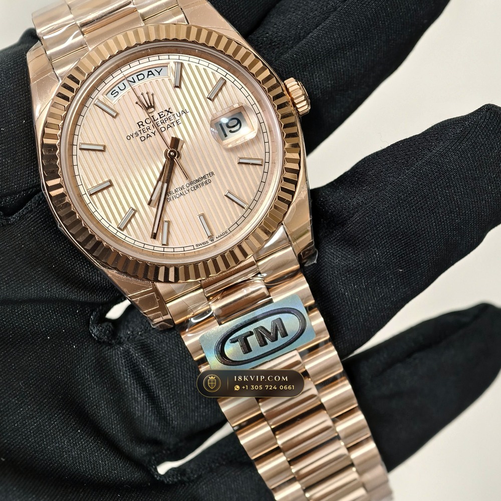 Rolex Day-Date 40 18K Everose Gold Chronometer Regulated Spec Ref. 228235 — Private Vault Edition — Studio Gallery Plate II in 18K Rose Gold Au750 (210.4g Verified Mass, Rolex Manufacture Cal. 3255 - 70h Power Reserve)