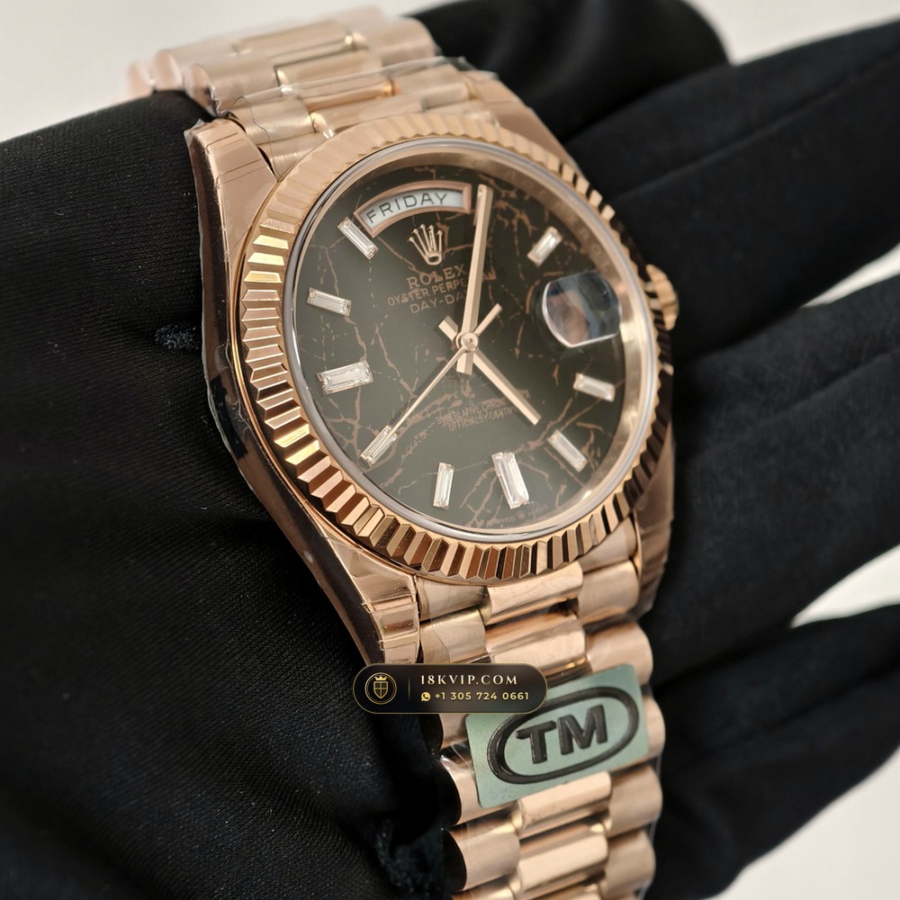 Rolex Day-Date 40 Eisenkiesel Natural Stone Dial 18K Everose Gold Ref. 228235 — Private Vault Edition — Studio Gallery Plate II in 18K Rose Gold Au750 (210.4g Verified Mass, Rolex Manufacture Cal. 3255 - 70h Power Reserve)
