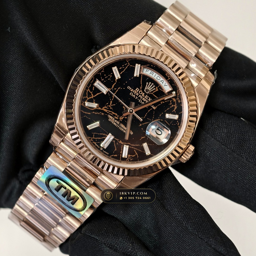 Rolex Day-Date 40 Eisenkiesel Natural Stone Dial 18K Everose Gold Ref. 228235 — Private Vault Edition — Studio Gallery Plate III in 18K Rose Gold Au750 (210.4g Verified Mass, Rolex Manufacture Cal. 3255 - 70h Power Reserve)