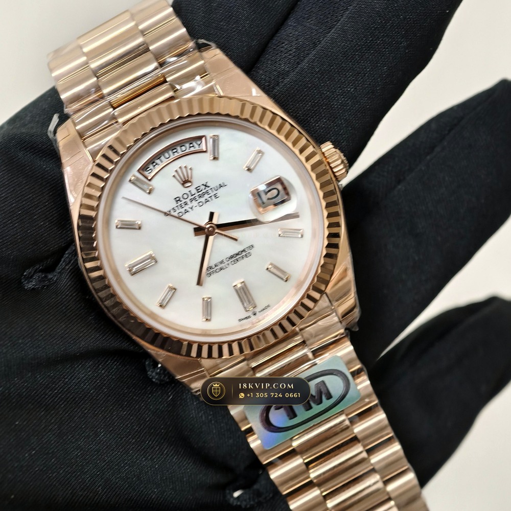Rolex Day-Date 40 Iridescent Natural Mother-of-Pearl Dial 18K Everose Gold Geneva Atelier Spec Ref. 228235 — Private Vault Edition — Studio Gallery Plate III in 18K Rose Gold Au750 (210.8g Verified Mass, Rolex Manufacture Cal. 3255 - 70h Power Reserve)