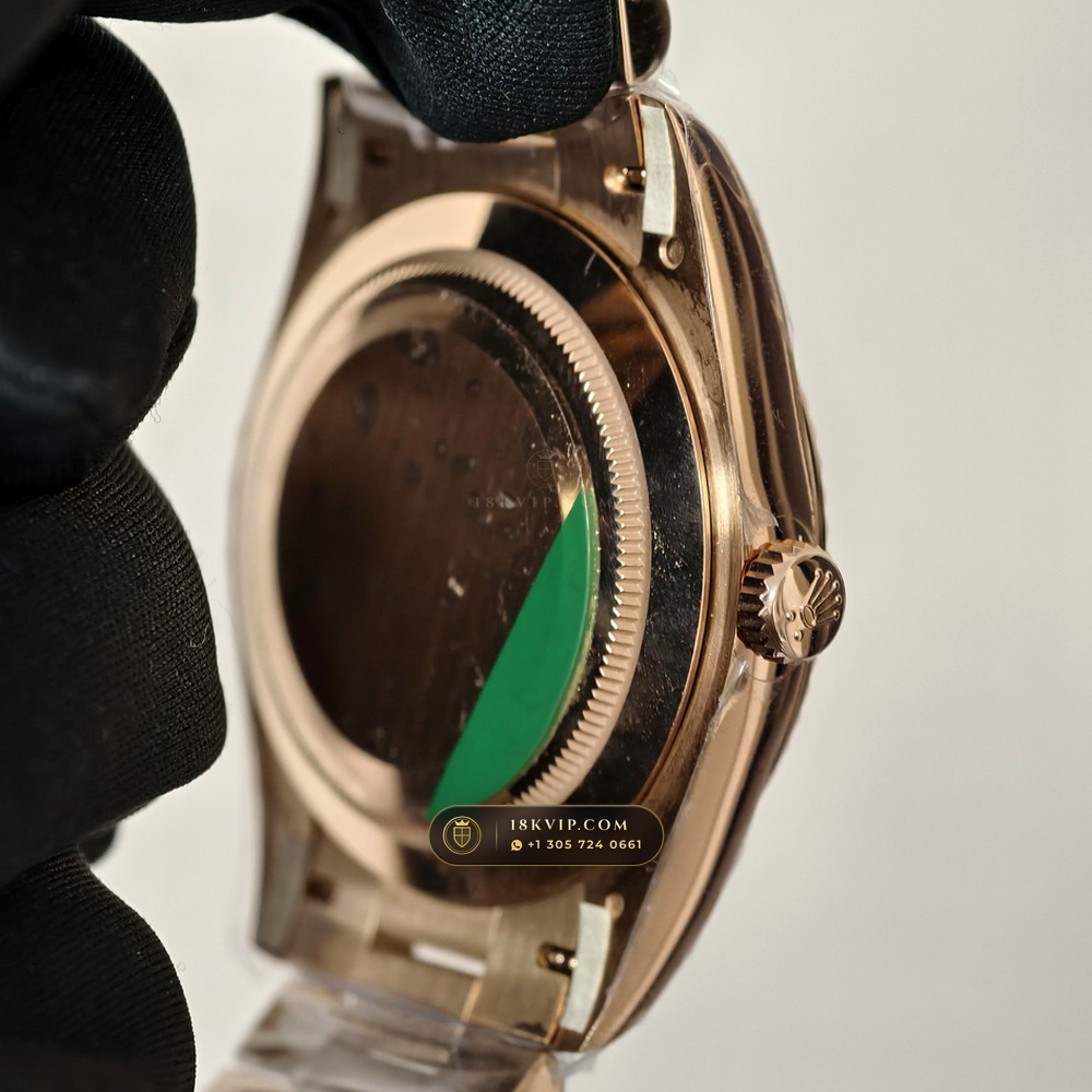Rolex Day-Date 40 Iridescent Natural Mother-of-Pearl Dial 18K Everose Gold Geneva Atelier Spec Ref. 228235 — Private Vault Edition — Studio Gallery Plate V in 18K Rose Gold Au750 (210.8g Verified Mass, Rolex Manufacture Cal. 3255 - 70h Power Reserve)