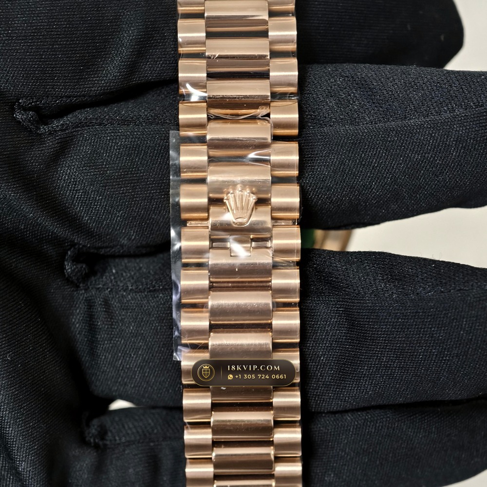 Rolex Day-Date 40 Iridescent Natural Mother-of-Pearl Dial 18K Everose Gold Geneva Atelier Spec Ref. 228235 — Private Vault Edition — Studio Gallery Plate VII in 18K Rose Gold Au750 (210.8g Verified Mass, Rolex Manufacture Cal. 3255 - 70h Power Reserve)