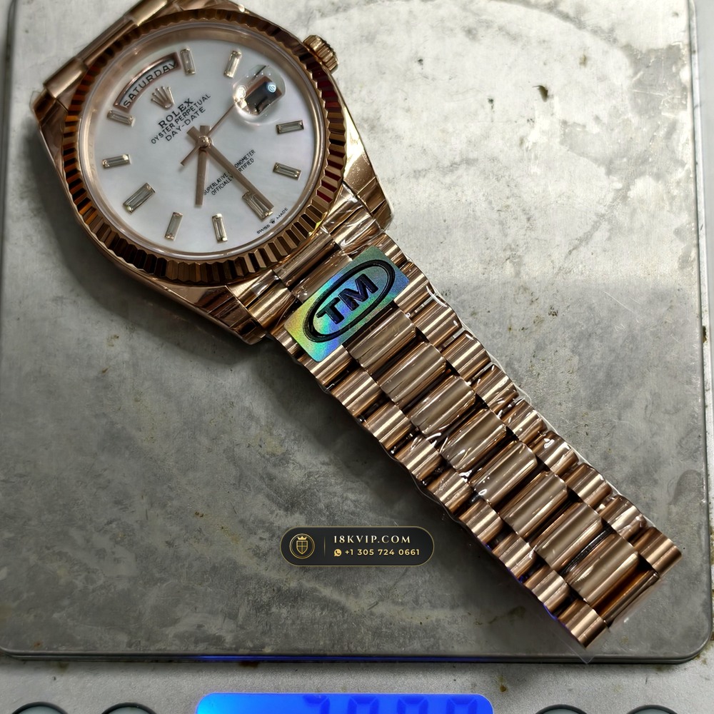 Rolex Day-Date 40 Iridescent Natural Mother-of-Pearl Dial 18K Everose Gold Geneva Atelier Spec Ref. 228235 — Private Vault Edition — Studio Gallery Plate IX in 18K Rose Gold Au750 (210.8g Verified Mass, Rolex Manufacture Cal. 3255 - 70h Power Reserve)