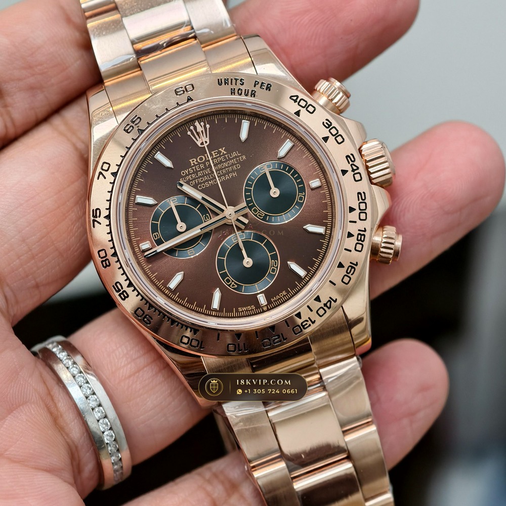 Rolex Cosmograph Daytona 18K Everose Gold Master Watchmaker Spec Ref. 126505 — Private Vault Edition — Studio Gallery Plate II in 18K Rose Gold Au750 (216.8g Verified Mass, Rolex Manufacture Cal. 4131 - 72h Power Reserve)