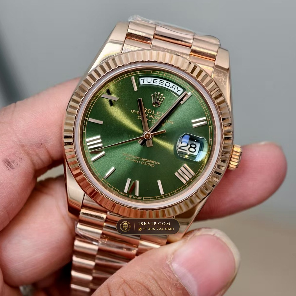 Rolex Day-Date 40 Olive Green Sunray Dial 18K Everose Gold Ref. 228235 — Private Vault Edition — Studio Gallery Plate II in 18K Rose Gold Au750 (210.4g Verified Mass, Rolex Manufacture Cal. 3255 - 70h Power Reserve)