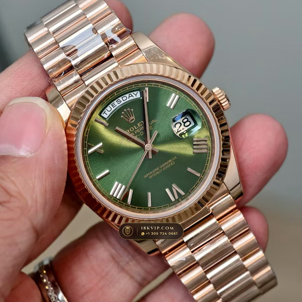 Rolex Day-Date 40 Olive Green Sunray Dial 18K Everose Gold Ref. 228235 — Private Vault Edition — Studio Gallery Plate III in 18K Rose Gold Au750 (210.4g Verified Mass, Rolex Manufacture Cal. 3255 - 70h Power Reserve)