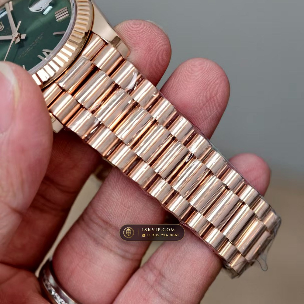 Rolex Day-Date 40 Olive Green Sunray Dial 18K Everose Gold Ref. 228235 — Private Vault Edition — Studio Gallery Plate IV in 18K Rose Gold Au750 (210.4g Verified Mass, Rolex Manufacture Cal. 3255 - 70h Power Reserve)