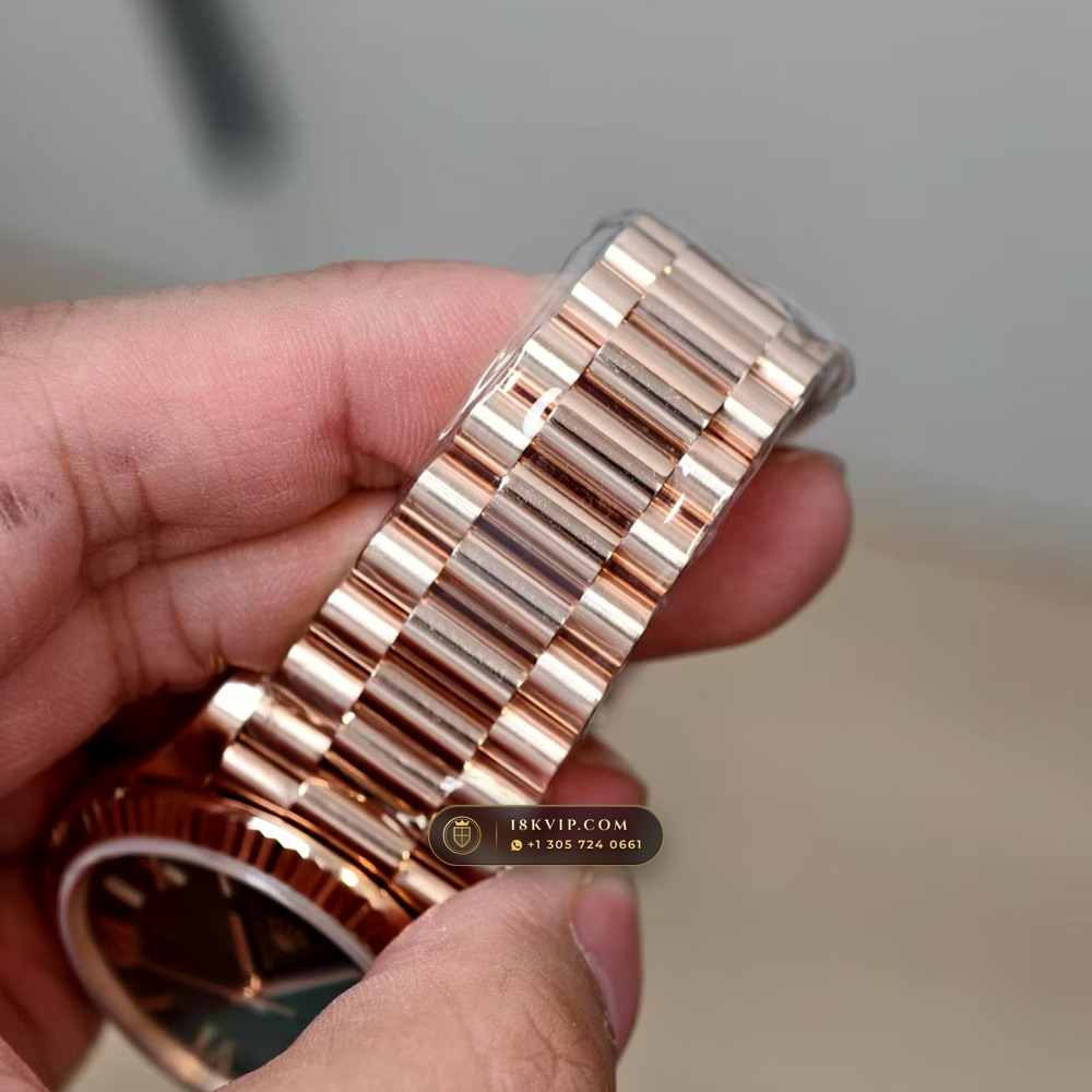 Rolex Day-Date 40 Olive Green Sunray Dial 18K Everose Gold Ref. 228235 — Private Vault Edition — Studio Gallery Plate V in 18K Rose Gold Au750 (210.4g Verified Mass, Rolex Manufacture Cal. 3255 - 70h Power Reserve)