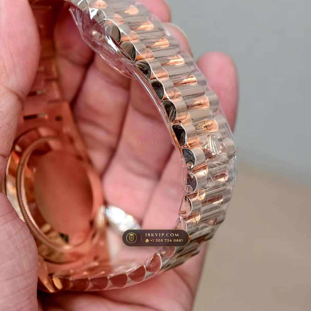 Rolex Day-Date 40 Olive Green Sunray Dial 18K Everose Gold Ref. 228235 — Private Vault Edition — Studio Gallery Plate VII in 18K Rose Gold Au750 (210.4g Verified Mass, Rolex Manufacture Cal. 3255 - 70h Power Reserve)