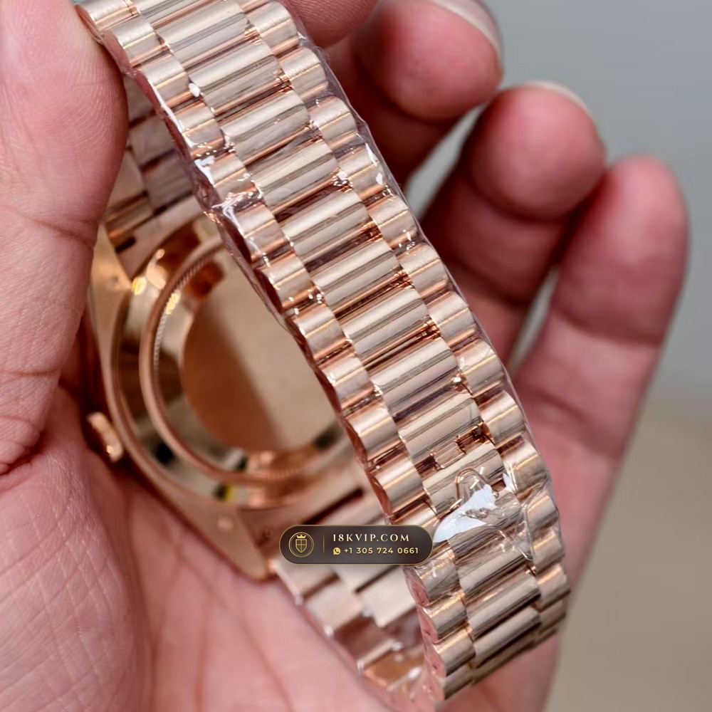 Rolex Day-Date 40 Olive Green Sunray Dial 18K Everose Gold Ref. 228235 — Private Vault Edition — Studio Gallery Plate VIII in 18K Rose Gold Au750 (210.4g Verified Mass, Rolex Manufacture Cal. 3255 - 70h Power Reserve)