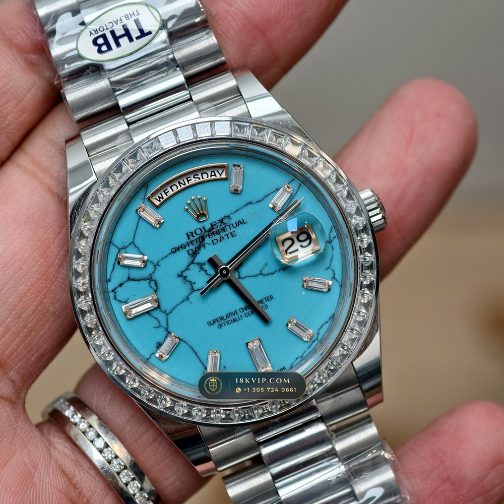 Rolex Day-Date 40 Natural Turquoise Dial Diamond-Set Bezel 18K Everose Gold Ref. 228235 — Private Vault Edition — Studio Gallery Plate III in 18K Rose Gold Au750 (210.6g Verified Mass, Rolex Manufacture Cal. 3255 - 70h Power Reserve)