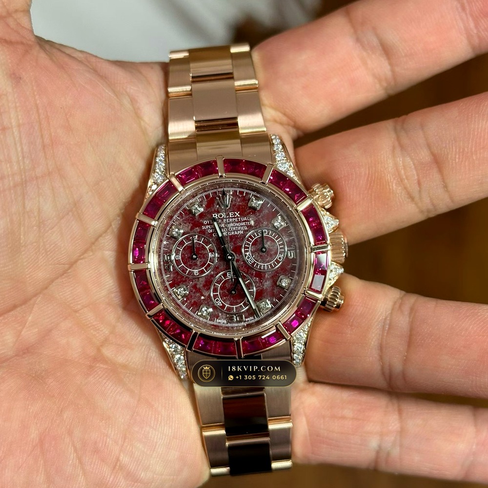 Rolex Cosmograph Daytona Crimson Rubellite Dial & Ruby Bezel 18K Everose Gold Ref. 126505 — Private Vault Edition — Studio Gallery Plate II in 18K Rose Gold Au750 (216.6g Verified Mass, Rolex Manufacture Cal. 4131 - 72h Power Reserve)