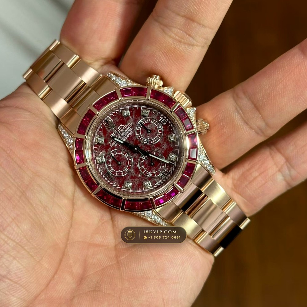 Rolex Cosmograph Daytona Crimson Rubellite Dial & Ruby Bezel 18K Everose Gold Ref. 126505 — Private Vault Edition — Studio Gallery Plate III in 18K Rose Gold Au750 (216.6g Verified Mass, Rolex Manufacture Cal. 4131 - 72h Power Reserve)