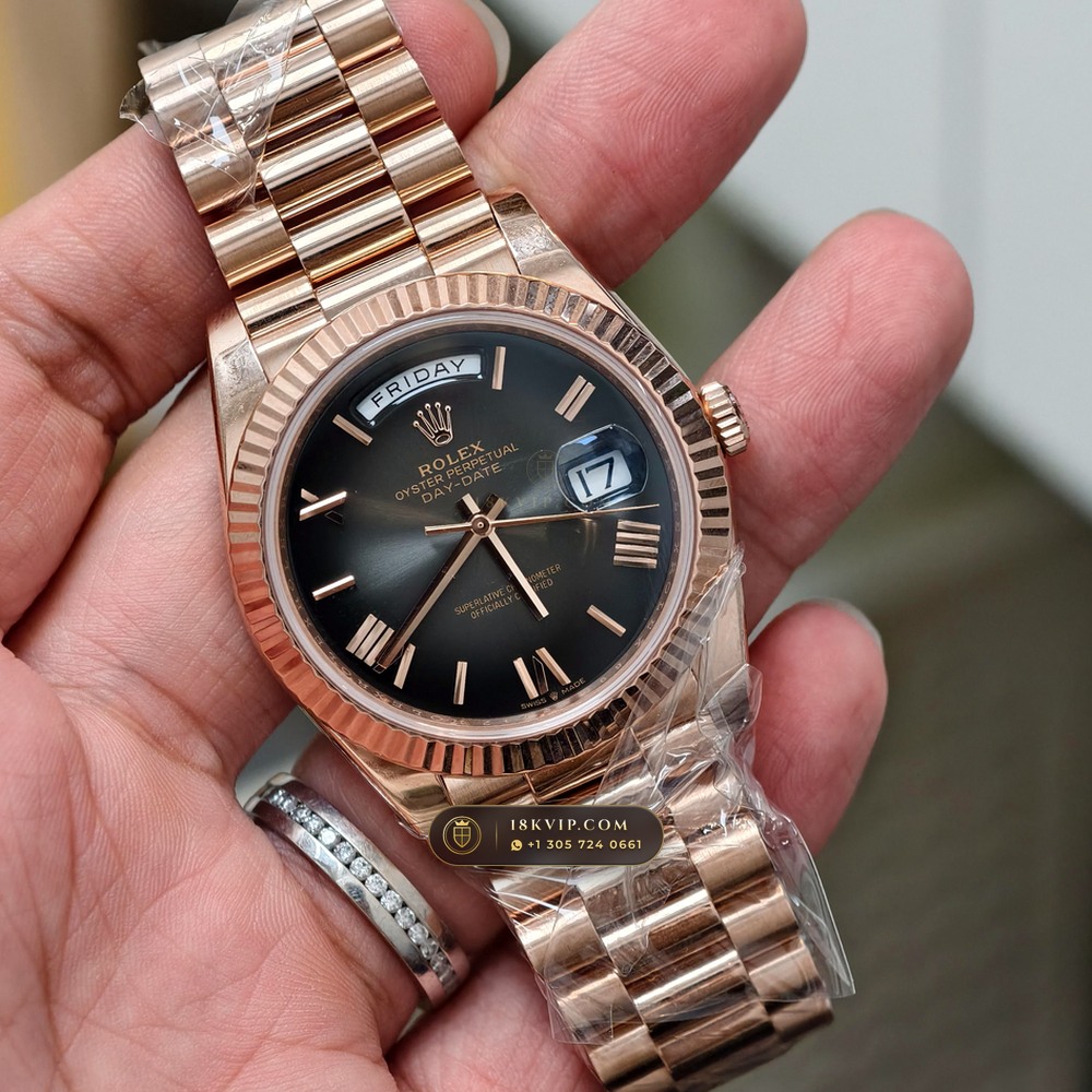 Rolex Day-Date 40 18K Everose Gold Hand-Chamfered Bevel Spec Ref. 228235 — Private Vault Edition — Studio Gallery Plate II in 18K Rose Gold Au750 (210.4g Verified Mass, Rolex Manufacture Cal. 3255 - 70h Power Reserve)