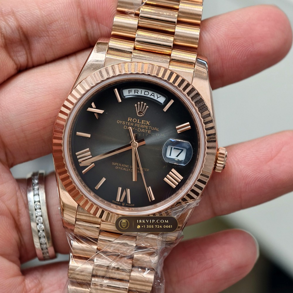 Rolex Day-Date 40 18K Everose Gold Hand-Chamfered Bevel Spec Ref. 228235 — Private Vault Edition — Studio Gallery Plate III in 18K Rose Gold Au750 (210.4g Verified Mass, Rolex Manufacture Cal. 3255 - 70h Power Reserve)