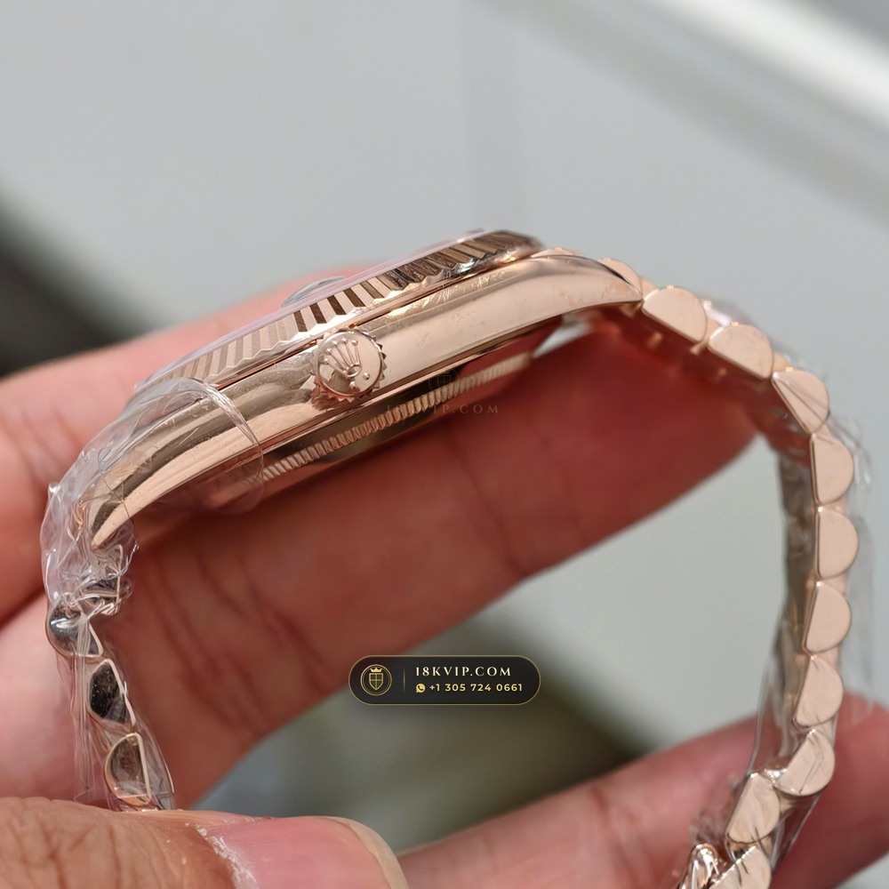 Rolex Day-Date 40 18K Everose Gold Hand-Chamfered Bevel Spec Ref. 228235 — Private Vault Edition — Studio Gallery Plate IV in 18K Rose Gold Au750 (210.4g Verified Mass, Rolex Manufacture Cal. 3255 - 70h Power Reserve)