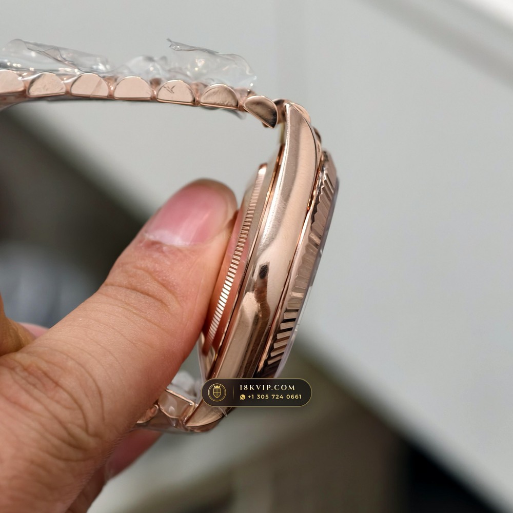 Rolex Day-Date 40 18K Everose Gold Hand-Chamfered Bevel Spec Ref. 228235 — Private Vault Edition — Studio Gallery Plate V in 18K Rose Gold Au750 (210.4g Verified Mass, Rolex Manufacture Cal. 3255 - 70h Power Reserve)
